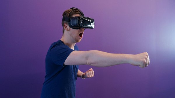 How Can Virtual Reality Simulations be Used to Enhance Decision-Making Skills in Team Sports?