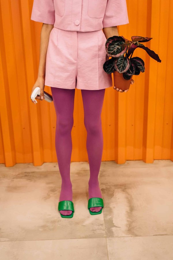 What are the Best Practices for Wearing Colored Tights Without Looking Overdone?